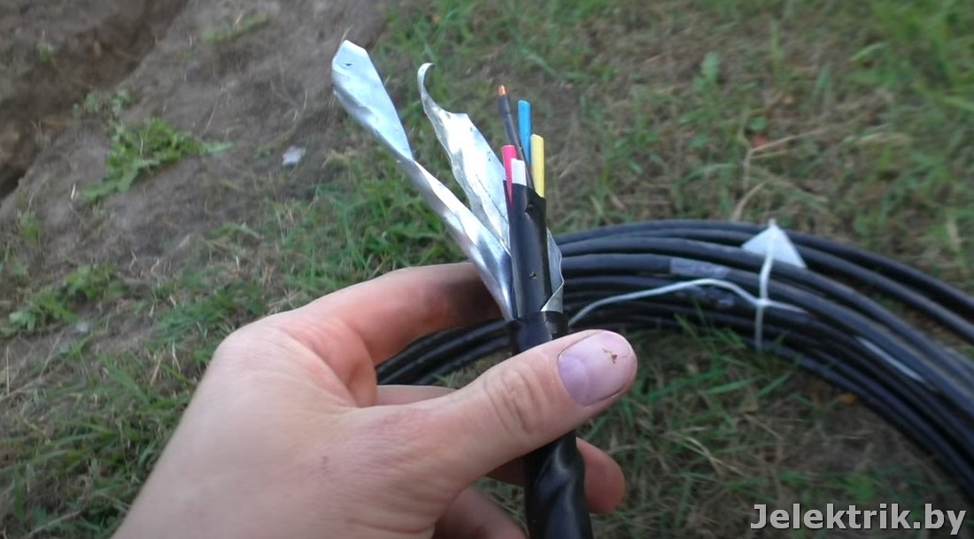 Ввод в дом бронированного кабеля электричества